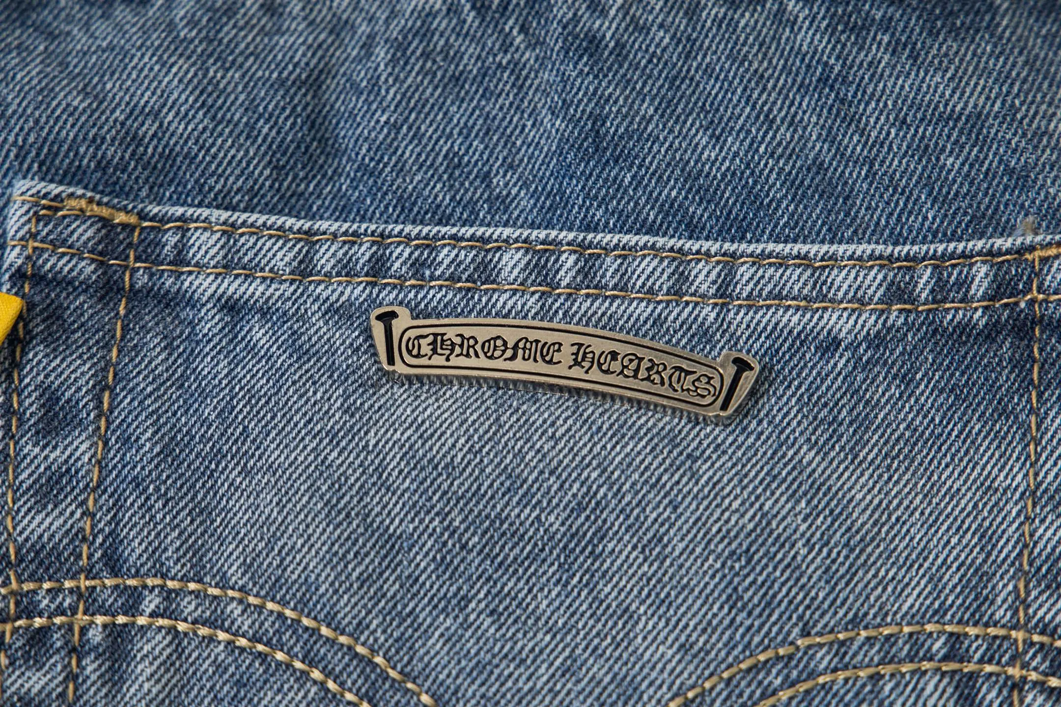 P270 Chrome Hearts Gallery 2025 new limited edition black large cross flared jeans are a hot item this season and are sought after by countless celebrities and fashionistas. The neat details of the cutting process add color to the playful fashion! The neat and meticulous design, and the well-fitting structure is unique. The upper body not only has outstanding recognition, but also looks younger and younger. A style with the ultimate wearing meaning and performance, gorgeous color matching, and the craftsmanship of this style is also extremely extraordinary. After the finished product is washed, it is disassembled and hand-made with sheepskin cross leather and then spliced ​​together to complete. The whole piece has too many craftsmanship to describe. It is decorated with patchwork cross flowers and high-waisted washed jeans! ! Absolutely high-end luxury product, a god-level single product, a super popular product, made by top heavy industry, a magic weapon that cannot be missed to hit the streets. Style number: 1845 Size: 28 30 32 34 36 Color: blue